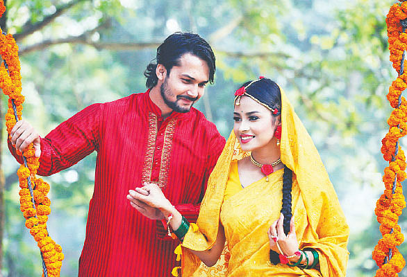 বিয়ের সময় যাতে ত্বক সতেজ ও উজ্জ্বল থাকে, সে জন্য বর–কনে দুজনেরই উচিত আগে থেকে যত্ন নেওয়া। মডেল: আজাদ ও মাশিয়াত। ছবি: নকশা