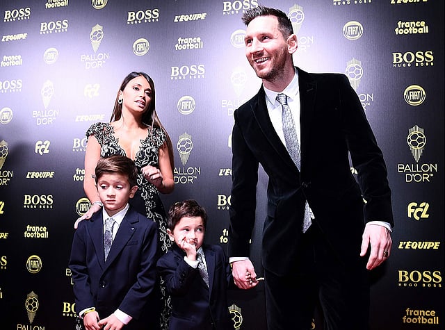 পরিবারের সঙ্গে লিওনেল মেসি। কাল এমন হাসিখুশি সময় কেটেছে তাঁদের। ছবি: এএফপি