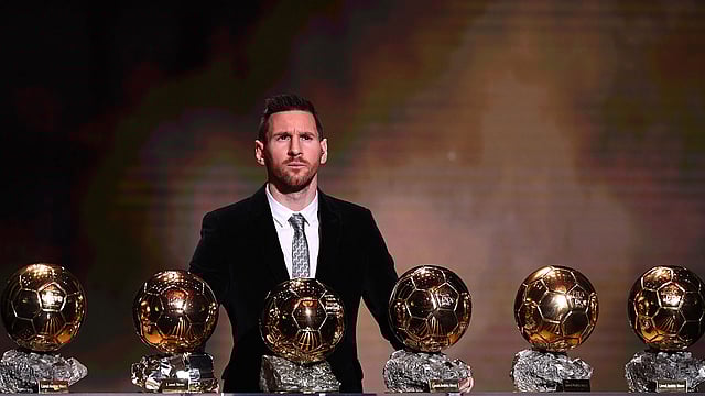 নিজের ছয়টি ব্যালন ডি’অর ট্রফি নিয়ে মেসি। আর কোনো ফুটবলার তাঁর সমান ব্যালন ডি’অর ট্রফি জিততে পারেনি। ছবি: এএফপি