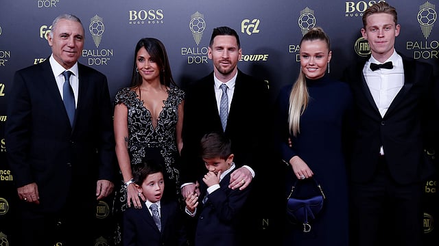 বুলগেরিয়ান কিংবদন্তি রিস্টো স্টয়চকভ ও বার্সেলোনা সতীর্থ ফ্রেঙ্কি ডি ইয়ংয়ের সঙ্গে মেসি এবং তাঁর পরিবার। ছবি: রয়টার্স