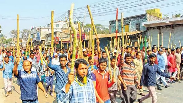 বিভিন্ন সময়ে এসব দাবিতে আন্দোলন করেছেন পাটকল শ্রমিকেরা। প্রথম আলো ফাইল ছবি