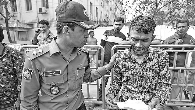 নতুন সড়ক আইনে মামলা করা হয় এক চালককের বিরুদ্ধে। গতকাল দুপুরে পল্টনে। প্রথম আলো