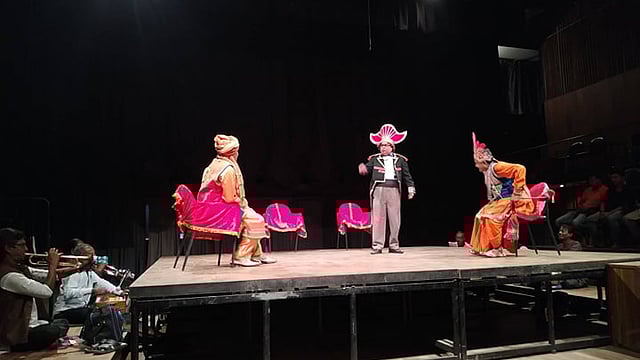 যাত্রাপালাটি নির্দেশনা দিয়েছেন মিলন কান্তি দে। ছবি: সংগৃহীত