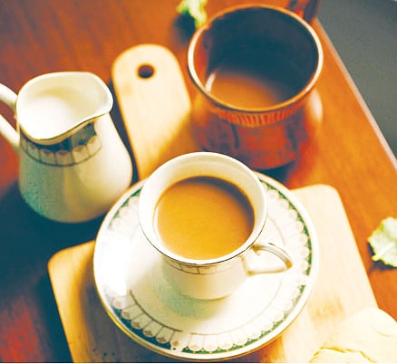 সকালবেলা এক কাপ দুধ–চা সারা দিন রাখবে চনমনে। ছবি: অধুনা