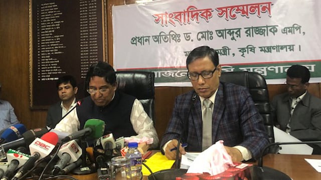 সচিবালয়ে সংবাদ সম্মেলনে কৃষিমন্ত্রী। ছবি: ইউএনবি