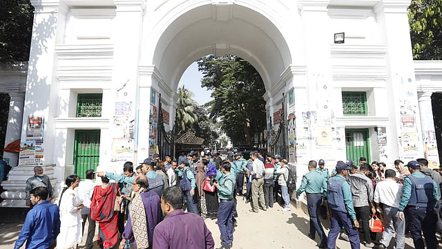 উচ্চ আদালতের প্রবেশপথে পুলিশের অবস্থান। ঢাকা, ৫ নভেম্বর। ছবি: দীপু মালাকার