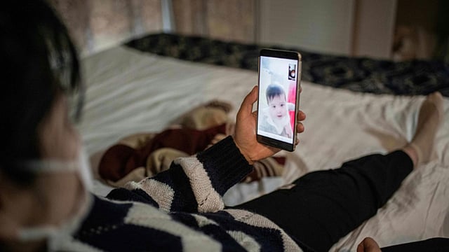 দাতার শৈশবের ছবি দেখে শুক্রাণু পছন্দ করেন চীনা নারীরা। স্বামী ছাড়াই সন্তান গ্রহণের প্রবণতা দিন দিন বাড়ছে। ছবি: এএফপি