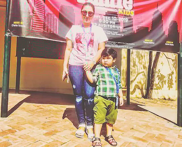 ছেলের সঙ্গে অপু বিশ্বাস। ছবি: সংগৃহীত