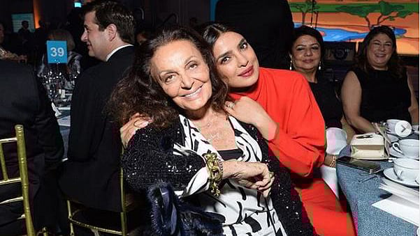 অনুষ্ঠানে ফ্যাশন ডিজাইনার ড্যানি ভন ফার্সটেনবার্গের সঙ্গে প্রিয়াঙ্কা চোপড়া। ছবি: ইনস্টাগ্রাম থেকে নেওয়া