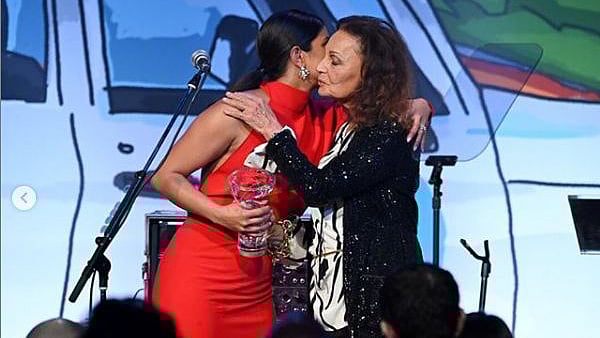 প্রিয়াঙ্কা চোপড়ার হাতে পদক তুলে দেন ফ্যাশন ডিজাইনার ড্যানি ভন ফার্সটেনবার্গ। ছবি: ইনস্টাগ্রাম থেকে নেওয়া