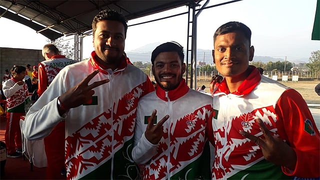 আর্চারিতে ৬-এ ৬ বাংলাদেশের। ছেলেদের কম্পাউন্ড ইভেন্টে সোনাজয়ী সোহেল রানা, অসীম কুমার ও আশিকুজ্জামান। ছবি: প্রথম আলো