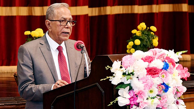 রাষ্ট্রপতি মো. আবদুল হামিদ ন্যাশনাল ডিফেন্স কোর্স (এনডিসি) ও আর্মড ফোর্সেস ওয়ার কোর্সে (এএফডব্লিউসি) অংশগ্রহণকারীদের উদ্দেশে বক্তৃতা করেন। বঙ্গভবন, ঢাকা, ৮ ডিসেম্বর। ছবি: পিআইডি