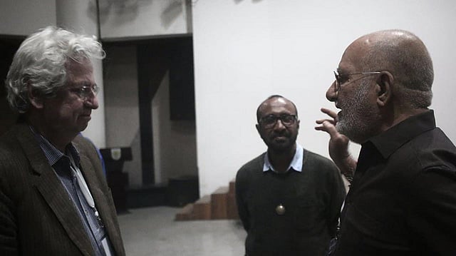 জাতীয় শিল্পকলা একাডেমির জাতীয় চিত্রশালা ভবনের মিলনায়তনের বাইরে কমল স্বরূপ, জাহিদুর রহিম অঞ্জন ও কুমার সাহানী। ছবি: প্রথম আলো