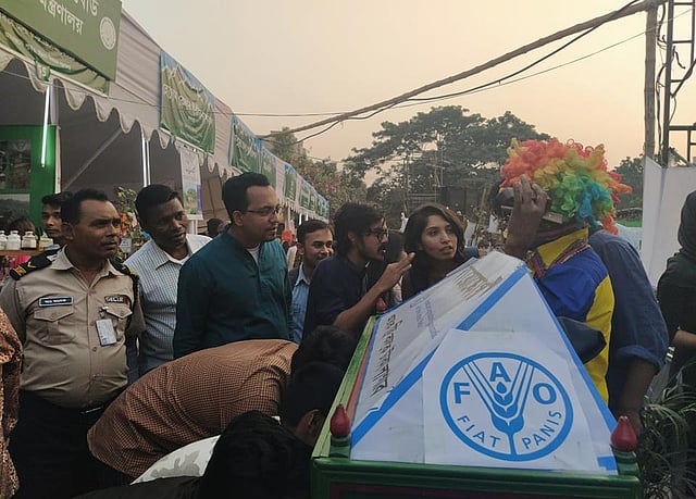 কমল স্বরূপের মেয়ে, প্রযোজক ও অভিনয়শিল্পী আরড্রা স্বরূপ শিল্পকলার মাঠে দেখলেন বায়োস্কোপও। ছবি: প্রথম আলো