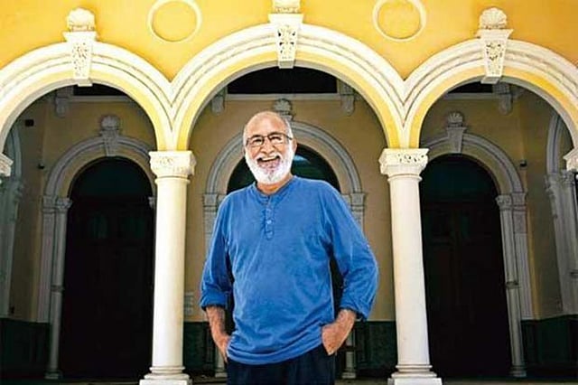 ঢাকার যানজটে বসে বসে কমল স্বরূপ মনোযোগ দিয়ে মানুষ পর্যবেক্ষণ করেছেন। ছবি: ফেসবুক