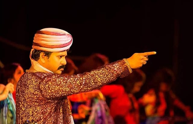 রোববার মঞ্চস্থ হয় আয়োজক সংগঠনের নাটক ‘হাছনজানের রাজা’। ছবি: সংগৃহীত