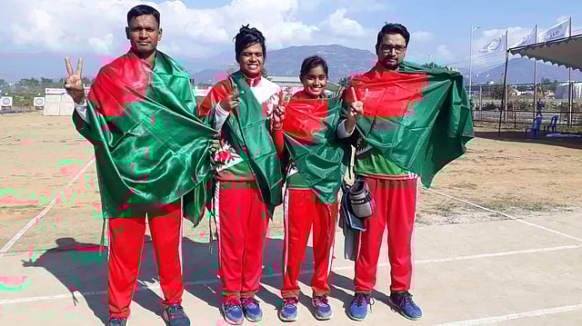 এসএ গেমসে আর্চারিতে অনবদ্য সাফল্যের পর খেলোয়াড় ও কর্মকর্তারা। ছবি: বদিউজ্জামান