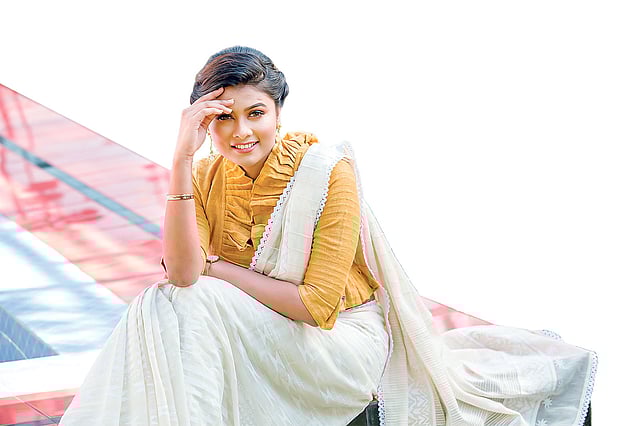 খাদির শাড়ি, সঙ্গে কুচি দেওয়া খাদির ব্লাউজ । পোশাক: বিশ্বরঙ