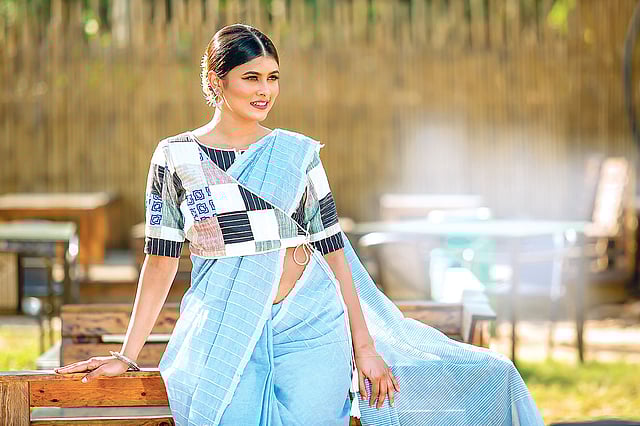 খাদি দিয়ে তৈরি হচ্ছে শাড়ি–ব্লাউজ, নকশায় থাকছে বৈচিত্র্য। মডেল: মুমতাহিনা টয়া, পোশাক: বিশ্বরঙ, সাজ: পারসোনা, স্থান: রেইনড্রপ গার্ডেন ক্যাফে, ছবি: সুমন ইউসুফ