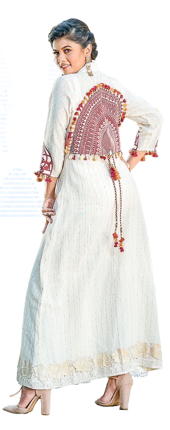 লম্বা কটিতে রঙিন কাজ। পোশাক: বিশ্বরঙ