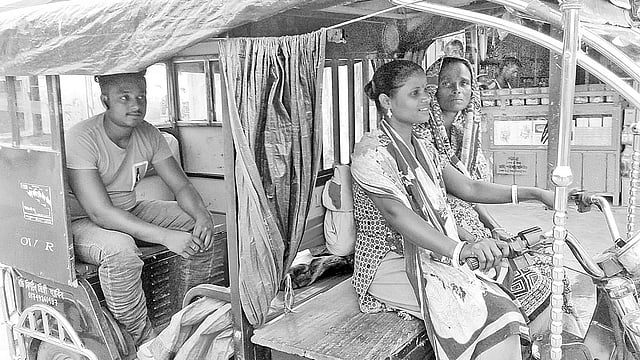 ইজিবাইক নিয়ে ছুটছেন জীবনসংগ্রামে হার না মানা যাত্রী রানী বর্মণ। ছবি: প্রথম আলো