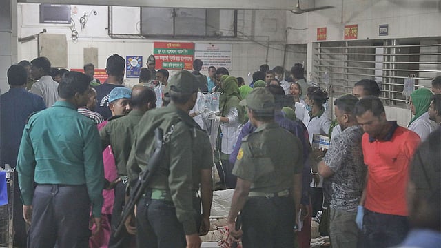 অগ্নিদগ্ধদের চিকিৎসা দিতে তৎপর চিকিৎসকসহ হাসপাতালে কর্মরত ব্যক্তিরা। ঢাকা মেডিকেল, ১১ ডিসেম্বর। ছবি: সাইফুল ইসলাম