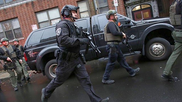 যুক্তরাষ্ট্রের নিউ জার্সিতে বন্দুকধারীর হামলায় হতাহতের ঘটনা ঘটেছে। ছবি: এএফপি