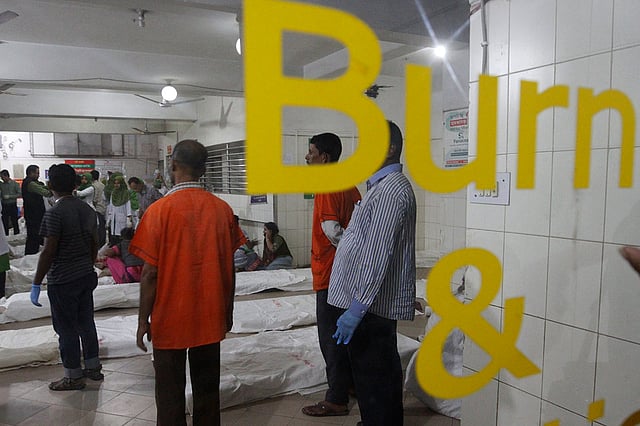 দক্ষিণ কেরানীগঞ্জের হিজলতলা এলাকার একটি প্লাস্টিক কারখানায় অগ্নিকাণ্ডের ঘটনা ঘটেছে। আহত ব্যক্তিদের ঢাকা মেডিকেল কলেজ হাসপাতালে ভর্তি করা হয়েছে। ঢাকা, ১১ ডিসেম্বর। ছবি: প্রথম আলো