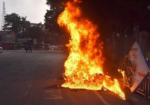 সুপ্রিম কোর্টের বাইরের তিনটি পৃথক স্থানে মোটরসাইকেলে আগুন দিয়েছে দুর্বৃত্তরা। হাইকোর্টের সামনের সড়কে পুড়ছে মোটরসাইকেল। ঢাকা, ১১ ডিসেম্বর। ছবি: প্রথম আলো