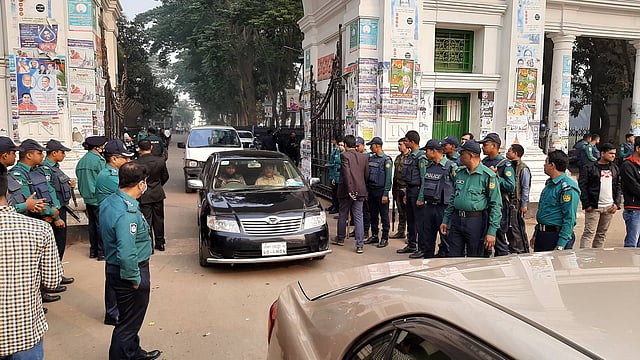 খালেদা জিয়ার জামিন আবেদনের শুনানিকে কেন্দ্র করে সুপ্রিম কোর্ট এলাকায় পুলিশের কড়া নিরাপত্তা ব্যবস্থা। ঢাকা, ১২ ডিসেম্বর। ছবি: সাজিদ হোসেন
