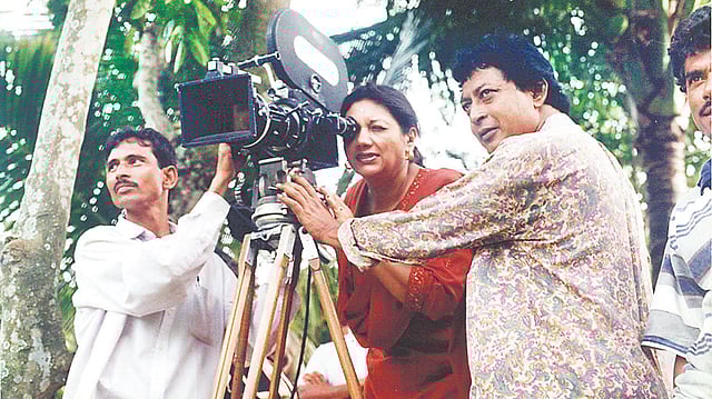 ক্যামেরায় চোখ রেখেছেন কবরী, পাশে দাঁড়িয়ে প্রয়াত চিত্রগ্রাহক মাহফুজুর রহমান খান (ডানে)। ছবি: সংগৃহীত