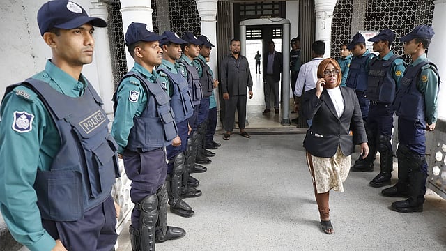 আদালতে প্রবেশের পথে পুলিশের সতর্ক অবস্থান। হাইকোর্ট ভবন, ঢাকা, ১২ ডিসেম্বর। ছবি: দীপু মালাকার