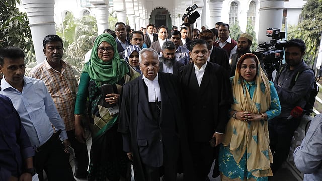 আদালতে প্রবেশ করছেন বিএনপিপন্থী আইনজীবীরা। হাইকোর্ট ভবন, ঢাকা, ১২ ডিসেম্বর। ছবি: দীপু মালাকার