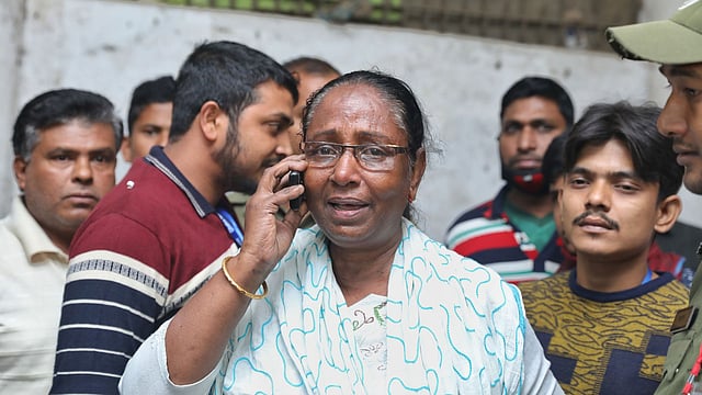 উদ্বিগ্ন মানুষগুলোর ভিড়ে দগ্ধ স্বজনের খবর জানাচ্ছেন এক নারী। ঢাকা মেডিকেল কলেজ হাসপাতাল, ১১ ডিসেম্বর। ছবি: সাইফুল ইসলাম