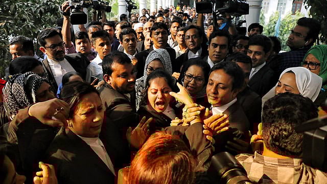 আদালত প্রাঙ্গণে বিএনপিপন্থী আইনজীবীদের বিক্ষোভ। হাইকোর্ট ভবন, ঢাকা, ১২ ডিসেম্বর। ছবি: দীপু মালাকার