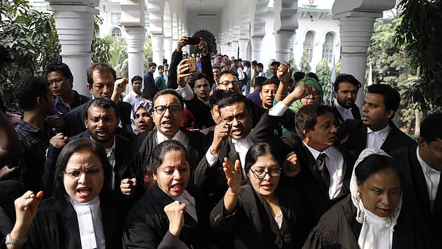 আদালত প্রাঙ্গণে মুখোমুখি বিএনপিপন্থী ও আওয়ামী লীগপন্থী আইনজীবীরা। হাইকোর্ট ভবন, ঢাকা, ১২ ডিসেম্বর। ছবি: দীপু মালাকার
