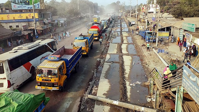 সড়ক সম্প্রসারণের কাজ চলায় এলেঙ্গা বাসস্ট্যান্ডের দুই দিকে ১০ কিলোমিটার যানজটের সৃষ্টি হয়েছে। ছবি: কামনাশীষ শেখর