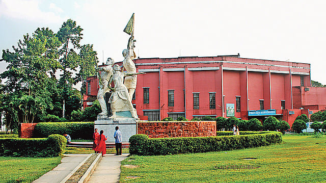 বাংলাদেশ কৃষি বিশ্ববিদ্যালয় ক্যাম্পাসে বিজয় ৭১ ও স্মৃতিস্তম্ভ। সম্প্রতি ময়মনসিংহে। ছবি: প্রথম আলো