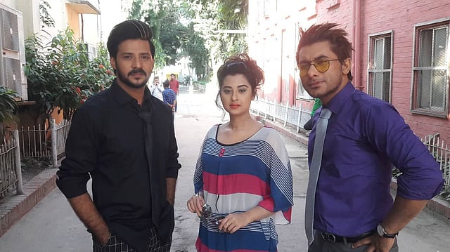 ক্যাসিনোর শুটিংয়ের ফাঁকে নিরব ও তাসকিনের মাঝে বুবলী। ছবি: শফিক আল মামুন।