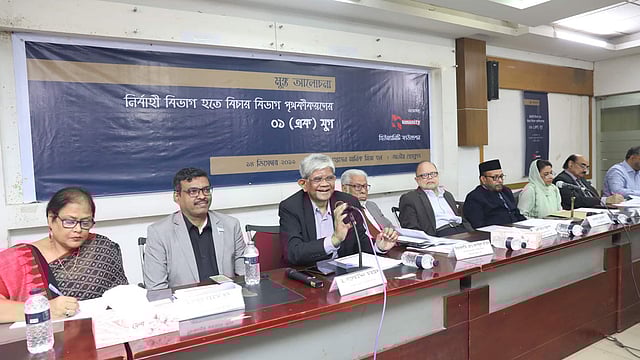 ‘নির্বাহী বিভাগ হতে বিচার বিভাগ পৃথকীকরণের এক যুগ’ শীর্ষক মুক্ত আলোচনায় বক্তারা। জাতীয় প্রেসক্লাব, ঢাকা, ১৪ ডিসেম্বর। ছবি: সাইফুল ইসলাম