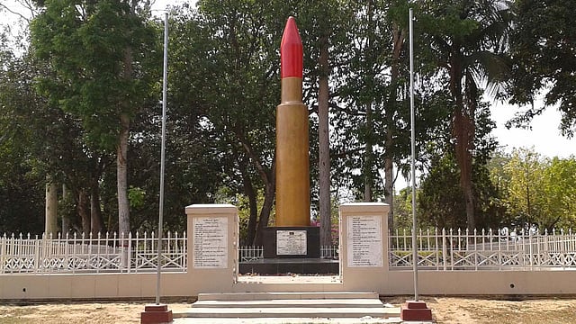 হবিগঞ্জের তেলিয়াপাড়া চা বাগানের বাংলোতে মুক্তিযুদ্ধের সর্বাধিনায়ক জেনারেল মুহাম্মদ আতাউল গণি (এম এ জি) ওসমানী আনুষ্ঠানিকভাবে যুদ্ধ ঘোষণা করেছিলেন। সেই ডাকবাংলোর পাশে ২, ৩ ও ৪ নম্বর সেক্টরের শহীদদের স্মরণে এই স্মৃতিসৌধ তৈরি করা হয়। ছবি: সংগৃহীত