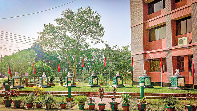 সাত বীরশ্রেষ্ঠের আবক্ষ ভাস্কর্যের ভাস্কর শ্যামল চৌধুরী