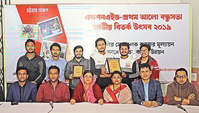 একশনএইড-প্রথম আলো বন্ধুসভা জাতীয় বিতর্ক উৎসব অনুষ্ঠানে বিজয়ীদের সঙ্গে অতিথিরা। গতকাল সন্ধ্যা সাড়ে সাতটায় চট্টগ্রাম বিশ্ববিদ্যালয় চারুকলা ইনস্টিটিউটে। জুয়েল শীল
