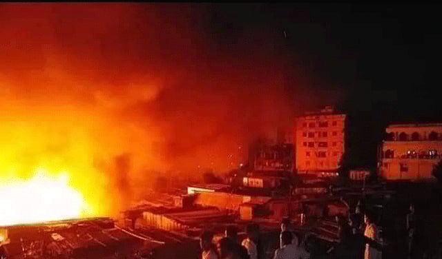 রোববার গাজীপুরের একটি ফ্যান কারখানায় ভয়াবহ অগ্নিকাণ্ডের ঘটনা ঘটে। প্রথম আলো ফাইল ছবি