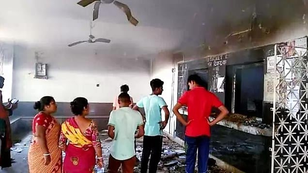 পশ্চিমবঙ্গ রাজ্যের বিভিন্ন এলাকায় সড়ক ও রেল অবরোধ, বিভিন্ন রেল ও বাসস্টেশনে হামলা, অগ্নিসংযোগ করা হয়েছে। পুড়িয়ে দেওয়া হচ্ছে ট্রেন। ফাইল ছবি