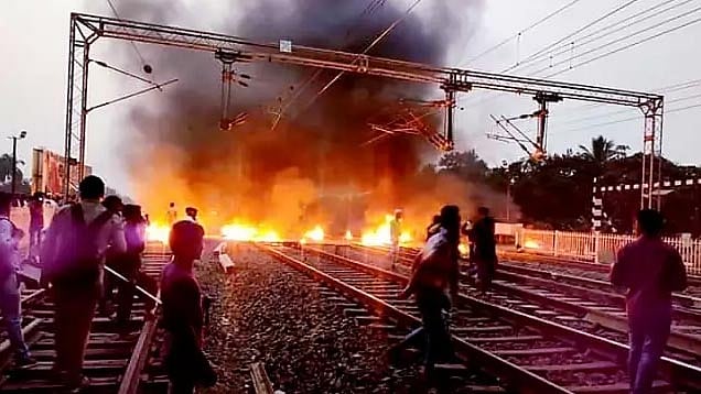 পশ্চিমবঙ্গ রাজ্যের বিভিন্ন এলাকায় সড়ক ও রেল অবরোধ, বিভিন্ন রেল ও বাসস্টেশনে হামলা, অগ্নিসংযোগ করা হয়েছে। পুড়িয়ে দেওয়া হচ্ছে ট্রেন।ফাইল ছবি