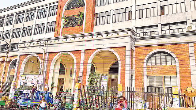 সদরঘাট লঞ্চ টার্মিনালের উত্তর-পূর্ব কোণের এই ভবনে করা হবে বৃদ্ধাশ্রম। ছবি: প্রথম আলো