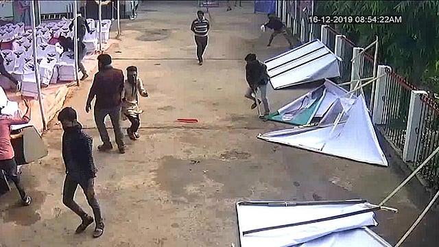 বিজয় দিবসের অনুষ্ঠানে হামলা চালায় দুর্বৃত্তরা। জেলা পরিষদ, ব্রাহ্মণবাড়িয়া, ১৬ ডিসেম্বর। ছবি: ইউএনবির সৌজন্যে