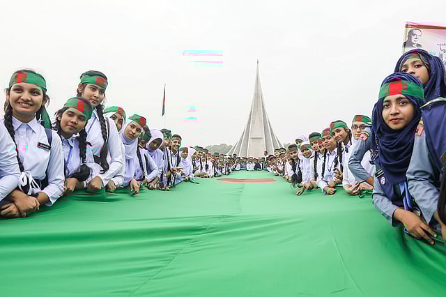 মহান বিজয় দিবসে লাল-সবুজ পতাকা নিয়ে জাতির শ্রেষ্ঠ সন্তানদের প্রতি শ্রদ্ধা জানাতে এসেছিল ওরা। সাভার, ঢাকা, ১৬ ডিসেম্বর। ছবি: সাইফুল ইসলাম