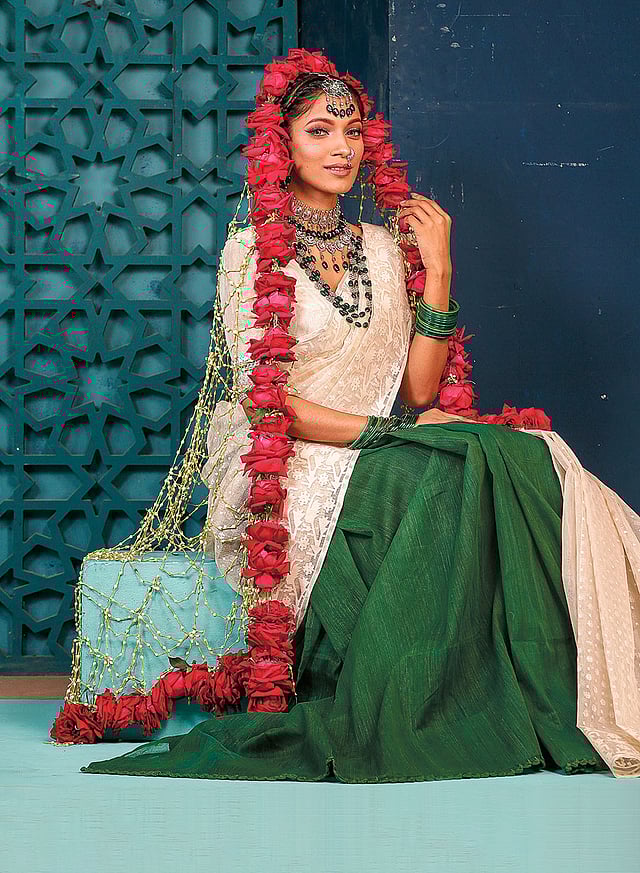 কাপড় নয়, গায়ে হলুদে কনে পরেছেন ফুলের ওড়না